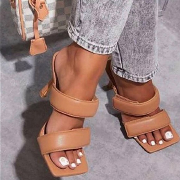 Shoes - Tan padded heels